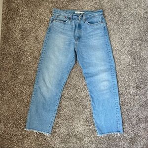 Medium wash Levi’s Wedgie straight jeans size 29